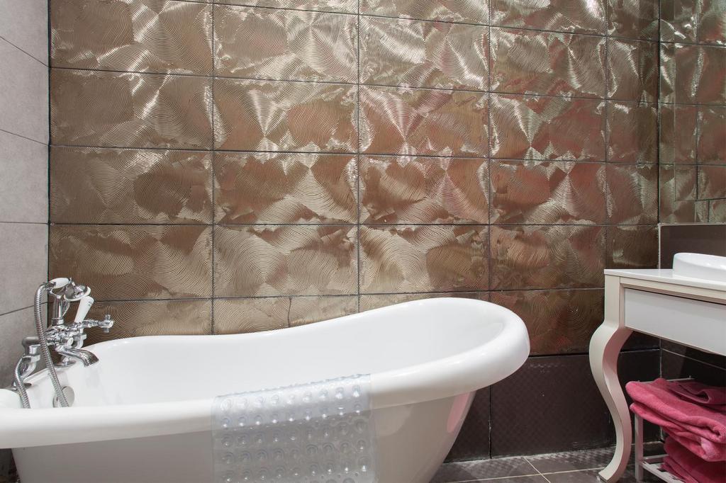 Linfield gardens bathroom.jpeg