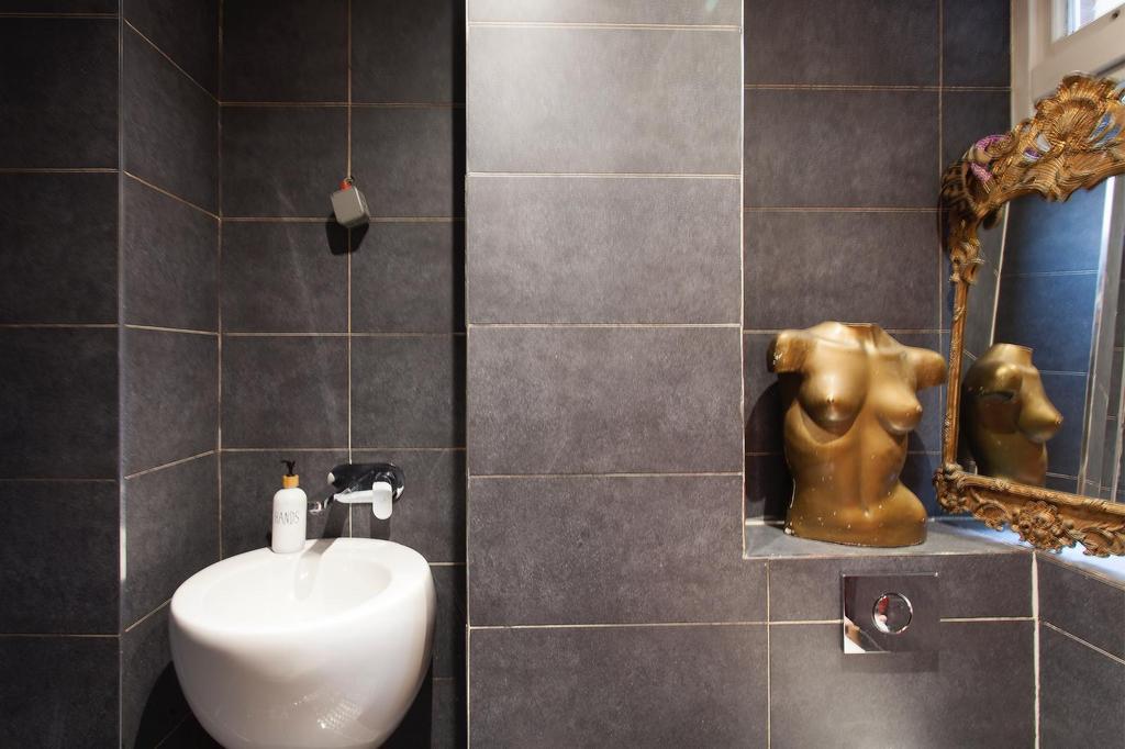 Linfield gardens bathroom shot .jpeg