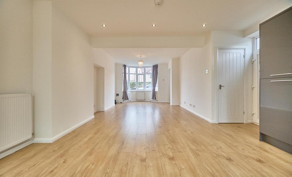 Living area to front