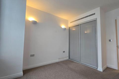 2 bedroom flat to rent, Western Avenue, Perivale