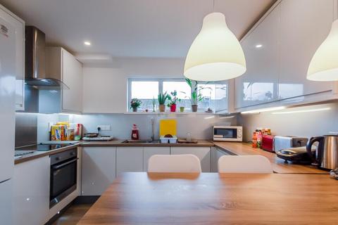 5 bedroom terraced house to rent, Leeson Walk, Birmingham B17