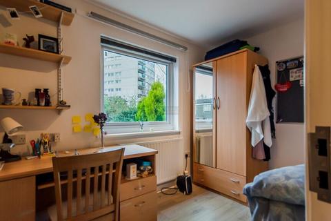 5 bedroom terraced house to rent, Leeson Walk, Birmingham B17