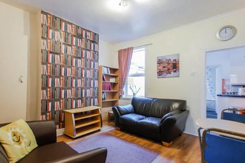 3 bedroom terraced house to rent, Hubert Road, Birmingham B29