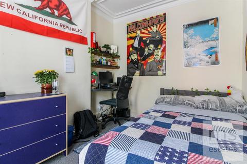 4 bedroom terraced house to rent, Albert Road, Nottingham NG7