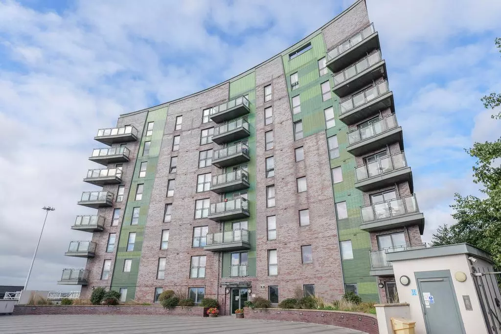 2 bedroom flat for sale - Photo 3