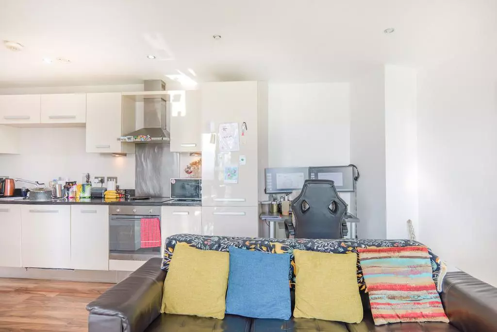 2 bedroom flat for sale - Photo 7