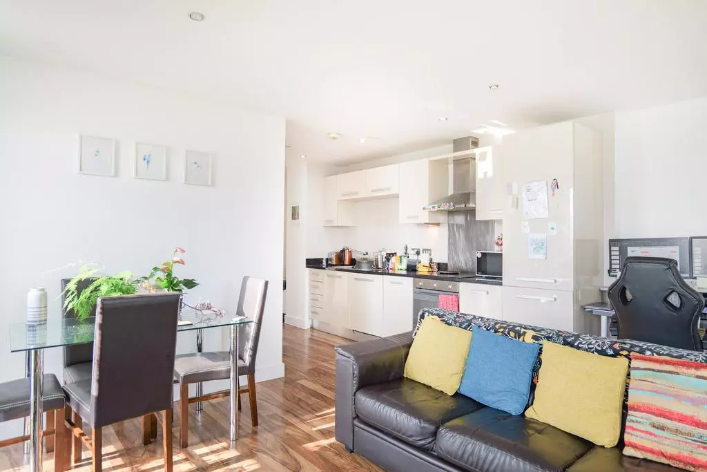 2 bedroom flat for sale - Photo 9