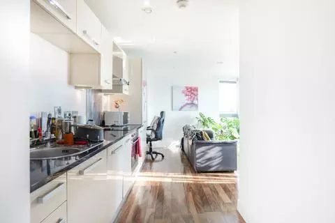 2 bedroom flat for sale - Photo 10