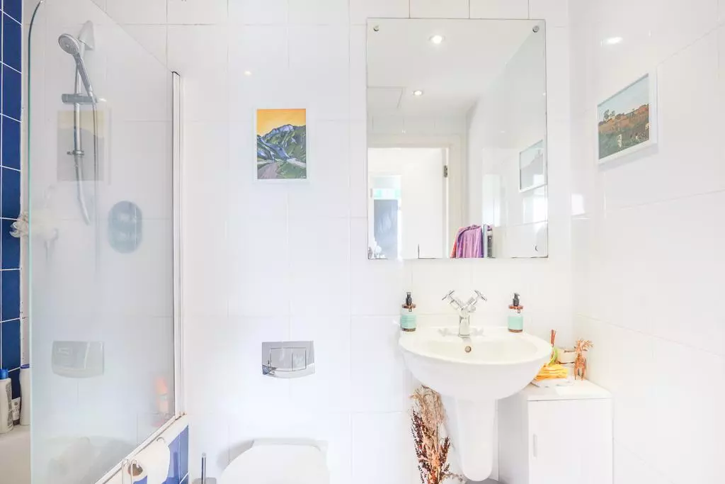 2 bedroom flat for sale - Photo 17