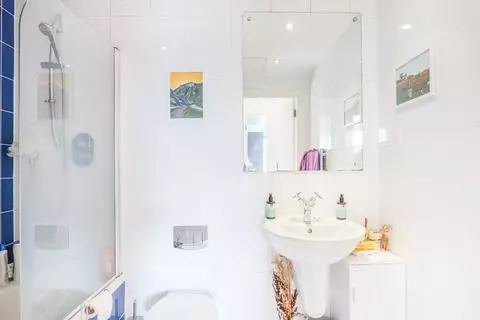 2 bedroom flat for sale - Photo 16