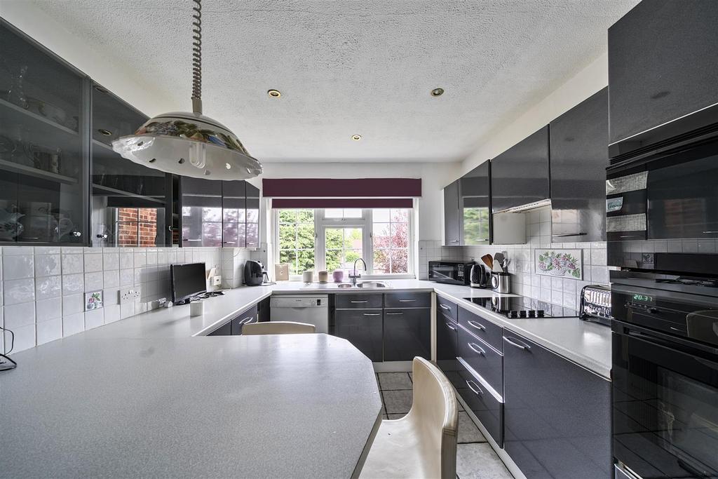 Kitchen/Breakfast Room: