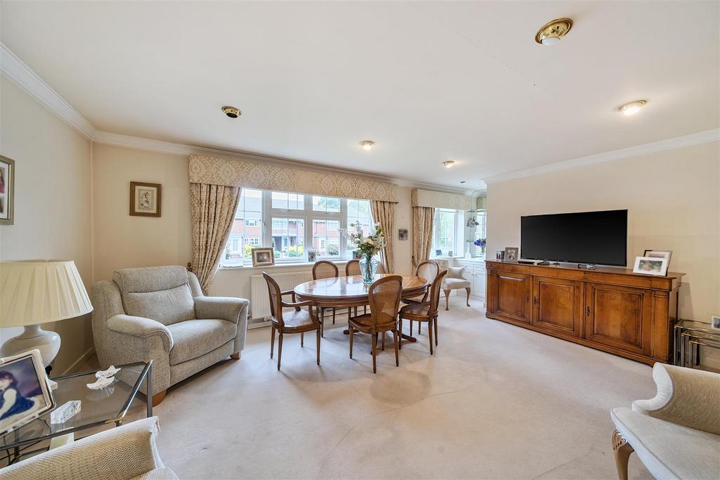 Lounge/Dining Room: