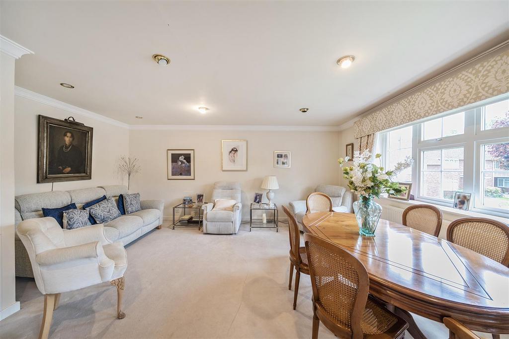 Lounge/Dining Room: