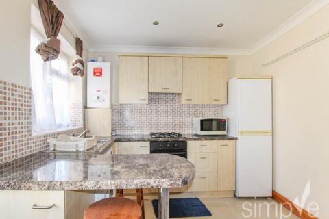 Studio to rent, Denbigh Drive, Hayes, Middlesex
