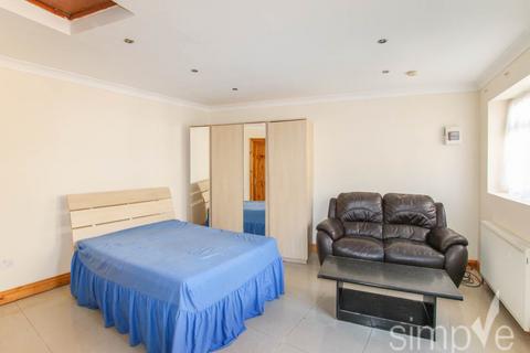 Studio to rent, Denbigh Drive, Hayes, Middlesex