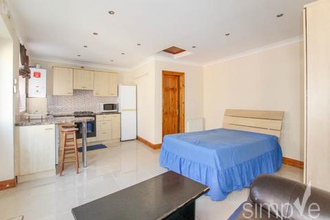 Studio to rent, Denbigh Drive, Hayes, Middlesex