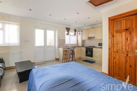 Studio to rent, Denbigh Drive, Hayes, Middlesex