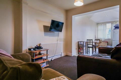 6 bedroom semi-detached house to rent, Genners Lane, Birmingham B32