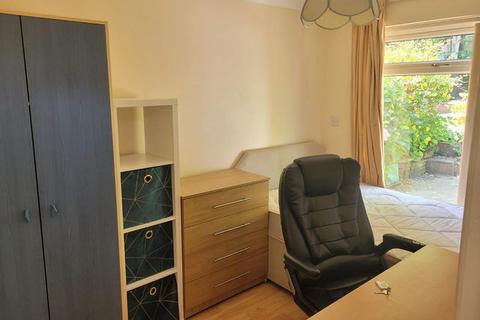 5 bedroom semi-detached house to rent, Frederick Road, Birmingham B29