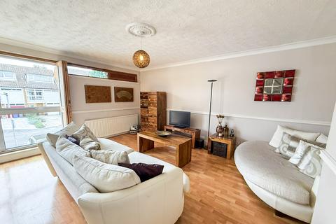 4 Oast House Close, Wraysbury, Staines, TW19 5BX