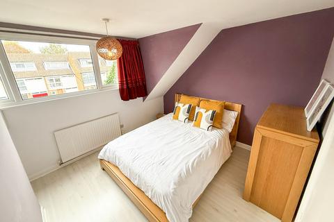4 Oast House Close, Wraysbury, Staines, TW19 5BX