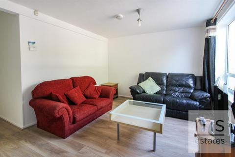 4 bedroom terraced house to rent, Forsythia Gardens, Nottingham NG7