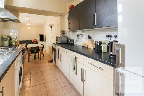 5 bedroom semi-detached house to rent, Gregory Avenue, Nottingham NG7