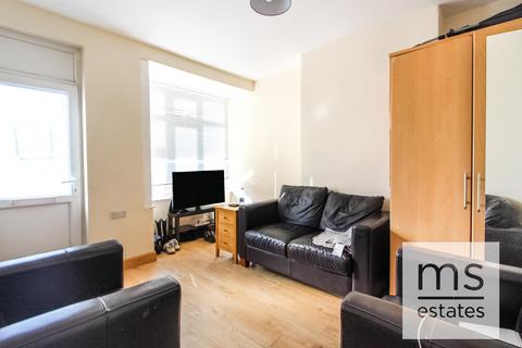 4 bedroom end of terrace house to rent, Harley Street, Nottingham NG7