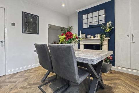 2 bedroom semi-detached house for sale, Winchester Street, Farnborough
