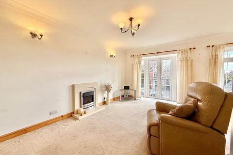 2 bedroom flat for sale, Garden Close, Bexhill-on-Sea, TN40
