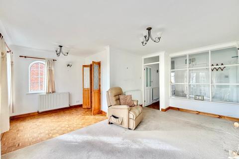 2 bedroom flat for sale, Garden Close, Bexhill-on-Sea, TN40