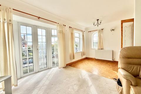 2 bedroom flat for sale, Garden Close, Bexhill-on-Sea, TN40