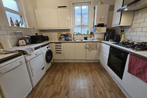 6 bedroom house to rent, Ebberston Terrace, Leeds
