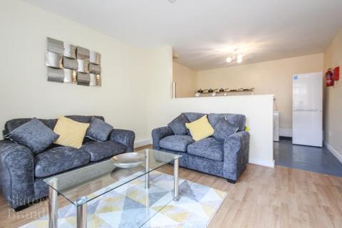 4 bedroom flat to rent, *STUDENTS * £100PPPW EXCLUSIVE OF BILLS * Denison Court, Radford, Nottingham, NG7