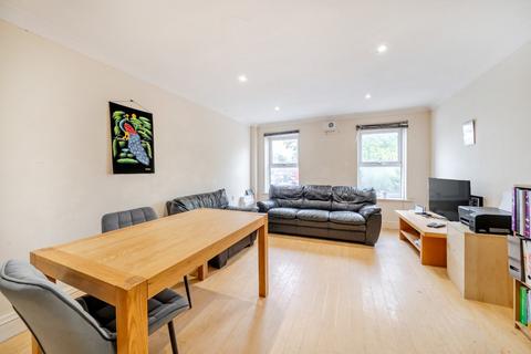 1 bedroom flat for sale, Reading Road South, Fleet, Hampshire, GU52