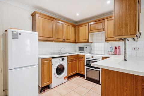 1 bedroom flat for sale, Reading Road South, Fleet, Hampshire, GU52