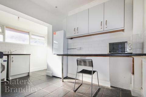 5 bedroom terraced house to rent, Foxhall Road, Nottingham, NG7 6LJ