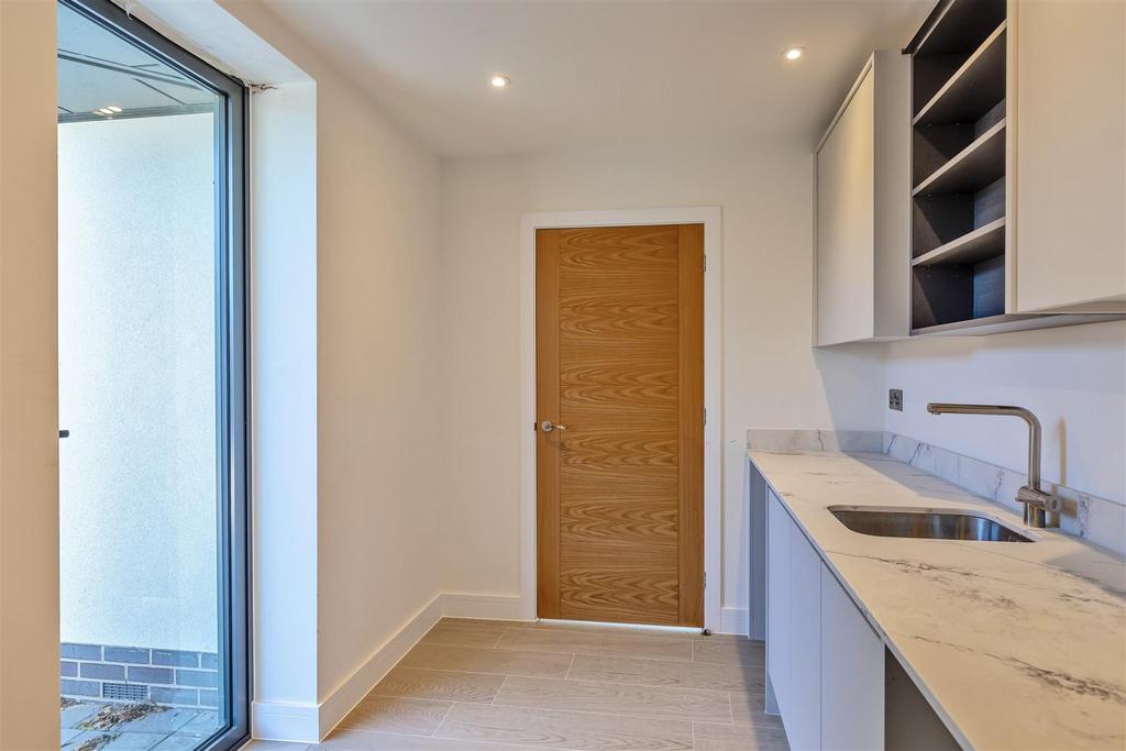 8666547-interior12.jpg