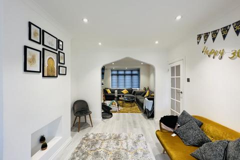 1 bedroom semi-detached house for sale, Pettits Lane North, Romford RM1