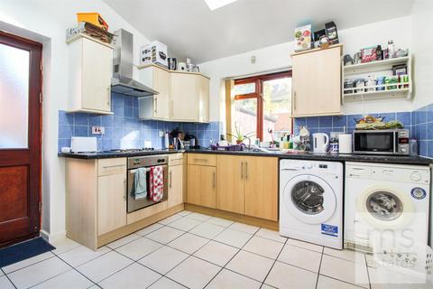3 bedroom detached house to rent, Highfield Road, Nottingham NG7