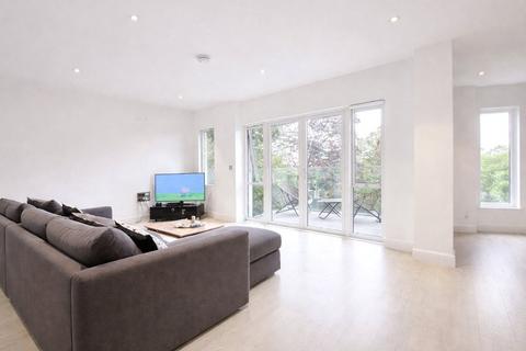 3 bedroom flat for sale, Middleton Way, London SE13