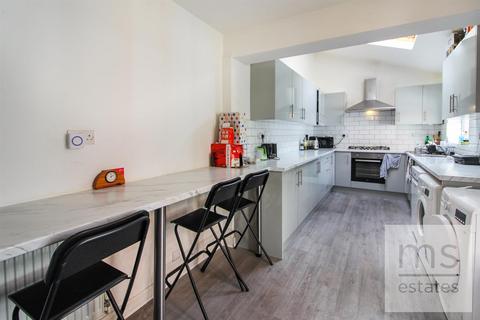 7 bedroom terraced house to rent, Kimbolton Avenue, Nottingham NG7