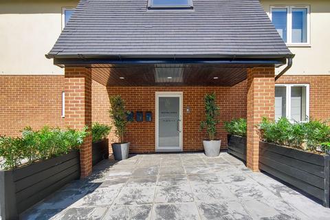 3 bedroom flat to rent, London NW11