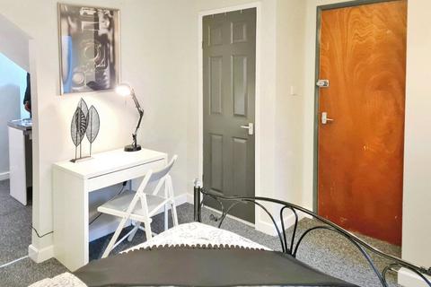 1 bedroom property to rent, Walpole Road, Hampshire SO22