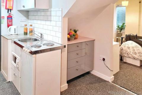 1 bedroom property to rent, Walpole Road, Hampshire SO22
