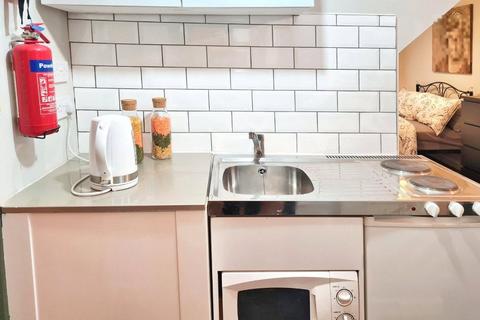 1 bedroom property to rent, Walpole Road, Hampshire SO22