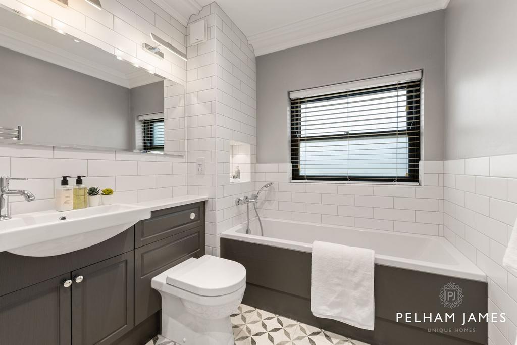 Family Bathroom, Greytrex House, Stamford