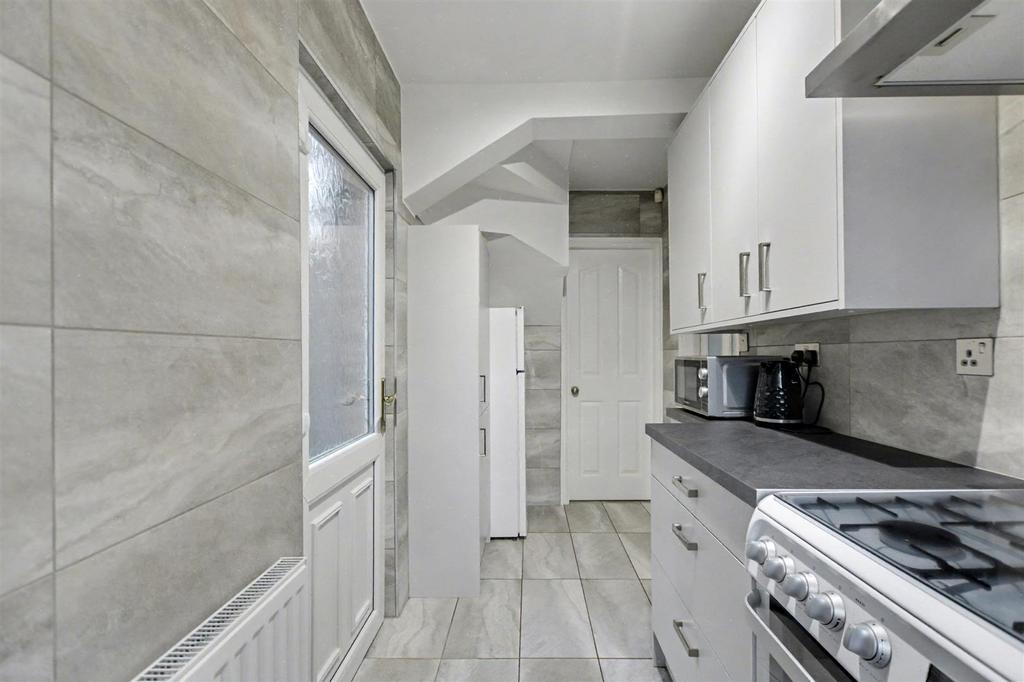 Kitchen 2.jpeg