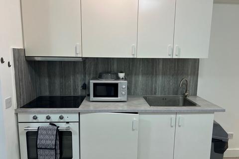3 bedroom flat to rent, London SE8
