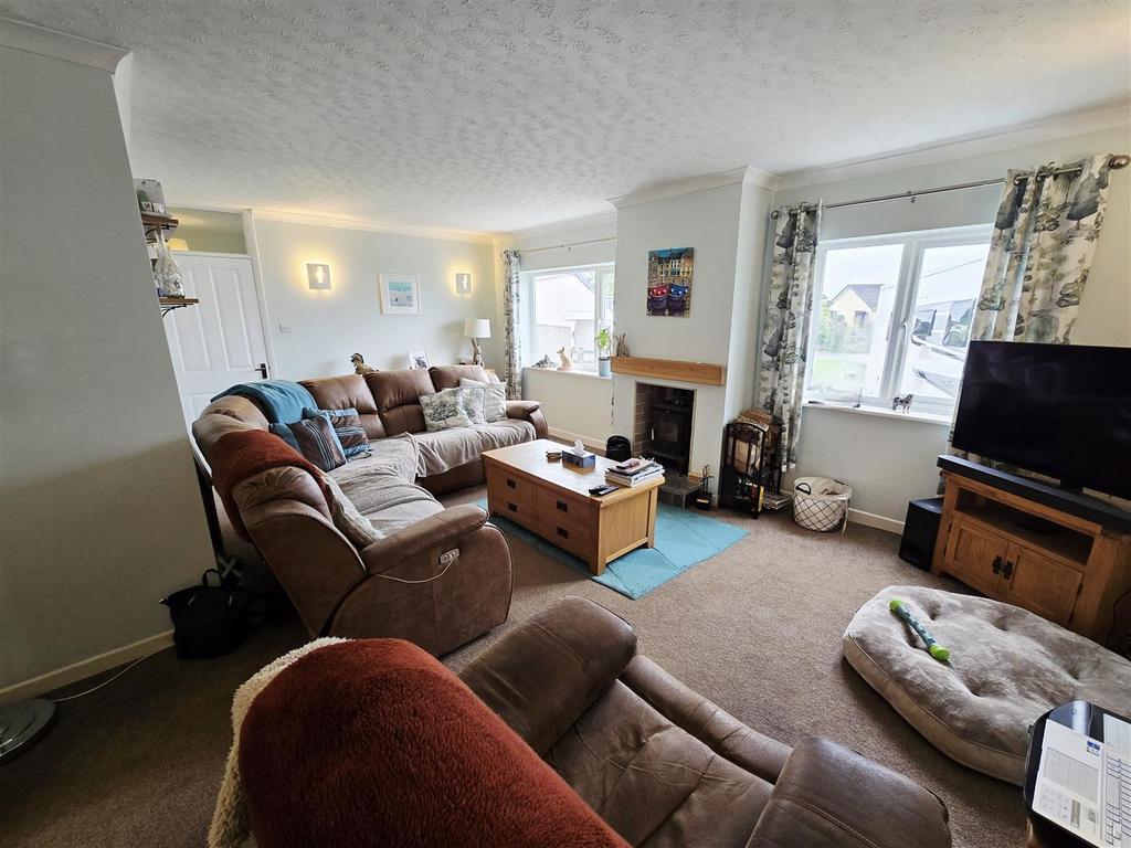 LIVING ROOM.jpg